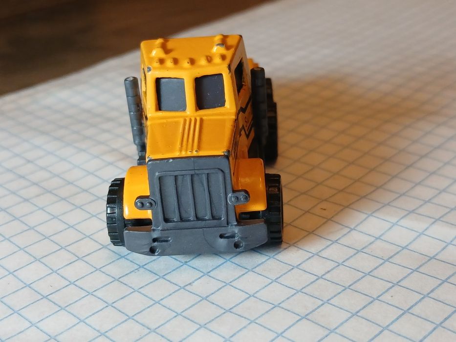 Металлический грузовик-самосвал