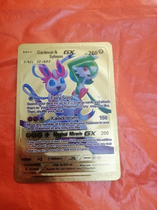 Колекцеонная карта покемона Gardevoir & Sylveon-GX из игры Pokеmon.