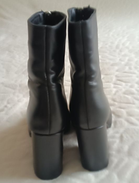 Жіночі чоботи чорного кольору