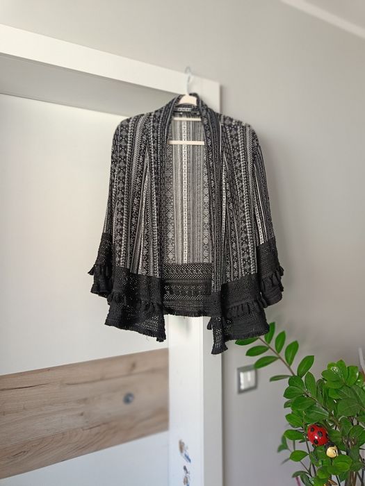 Lekka narzutka oversize frędzle