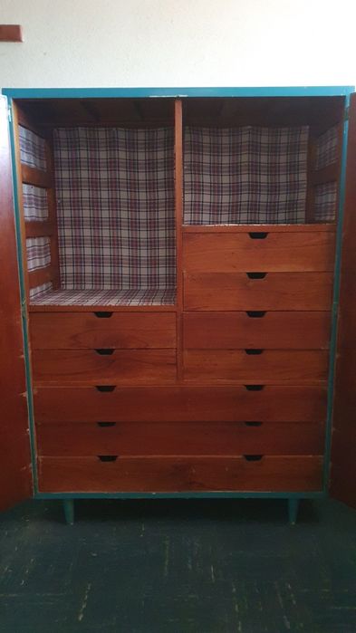 Roupeiro de madeira pintada