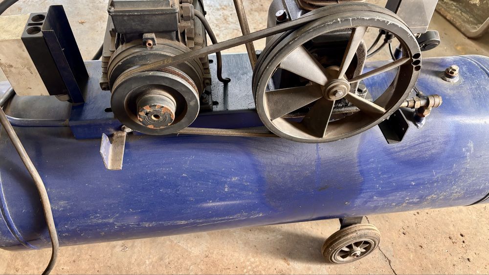 Compressor de ar CIATA T-200R 200L trifásico 3CV