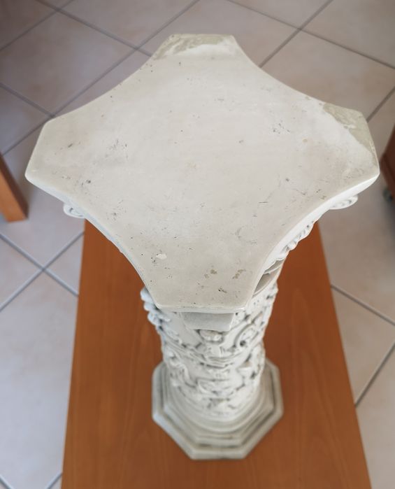 Coluna e estátua decorativas antigas