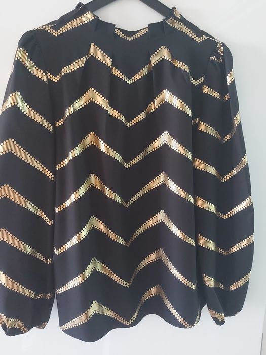 Blusa preta com listras douradas nova M