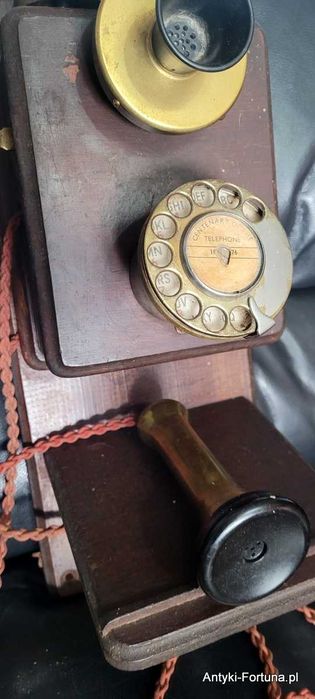 Stary telefon wiszący nr 2