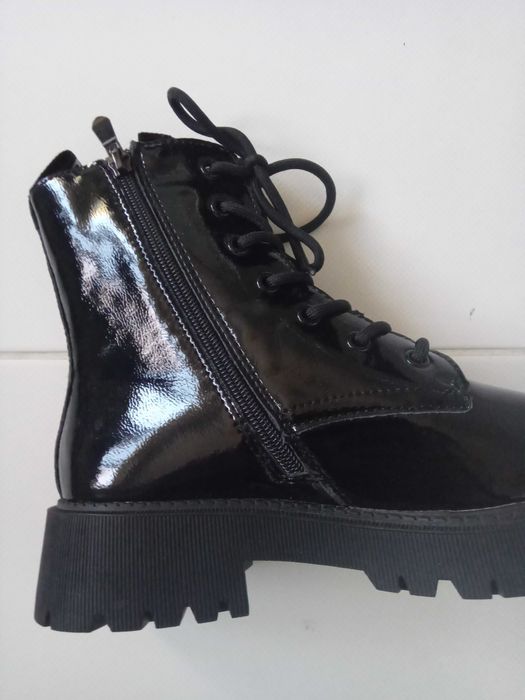Новые лаковые ботинки