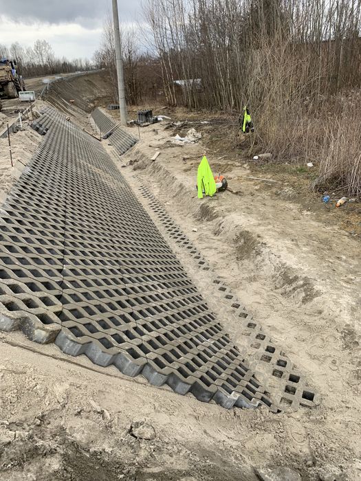 Układanie kostki brukowej, brukarstwo.