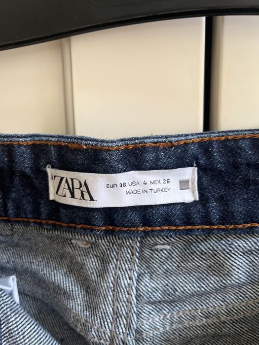 синие джинсы zara