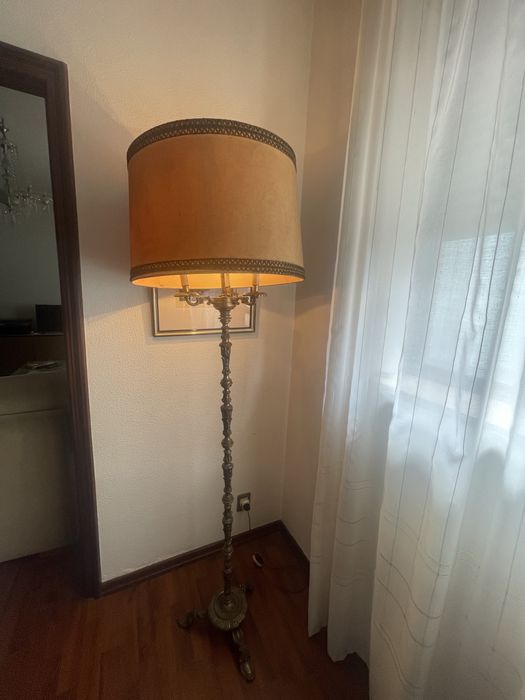 Candeeiro de pé alto