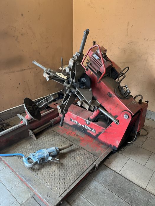 Вантажний шиномонтажний станок