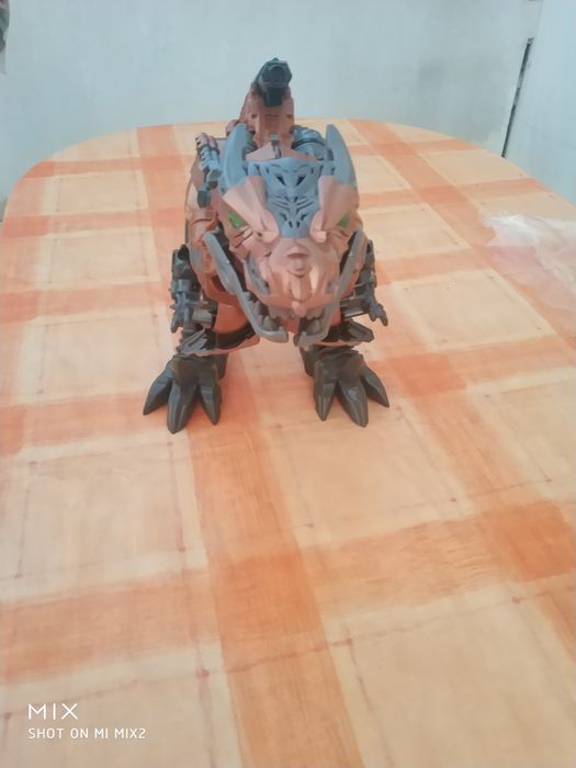 Brinquedo robot que se transforma em animal com luzes e barulho