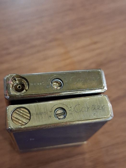 Lote 2 Isqueiros Vintage Must de Cartier – Laca Azul e Preta (Folheados a Ouro)