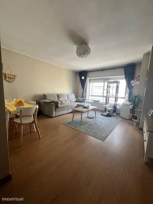 T2 com 2 casas de banho e vista urbana no Porto