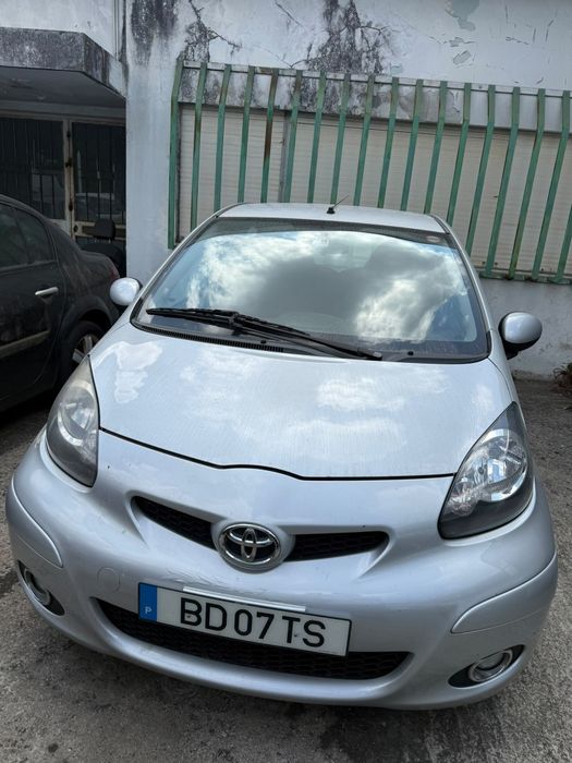 TOYOTA  2011 impecável