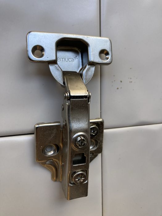 Dobradiça em inox para móveis