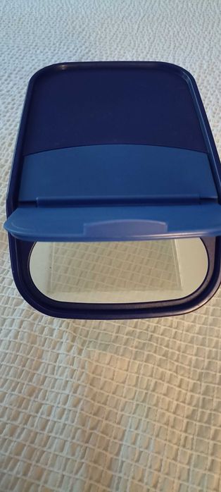 Caixa Tupperware com tampa azul