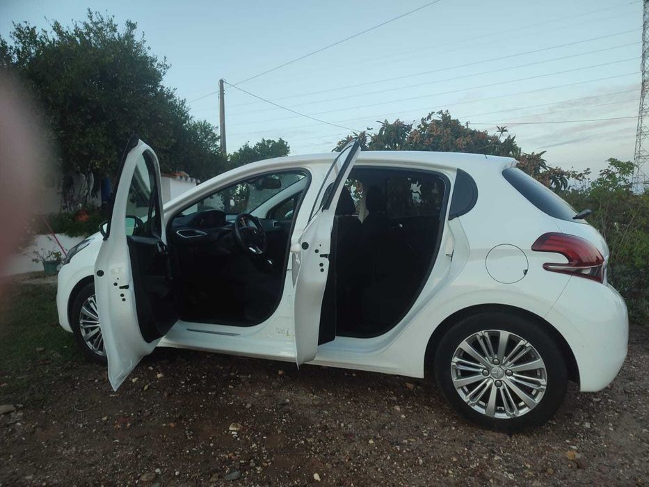 Peugeot 208 1.2 2018 com  37,500 kM
