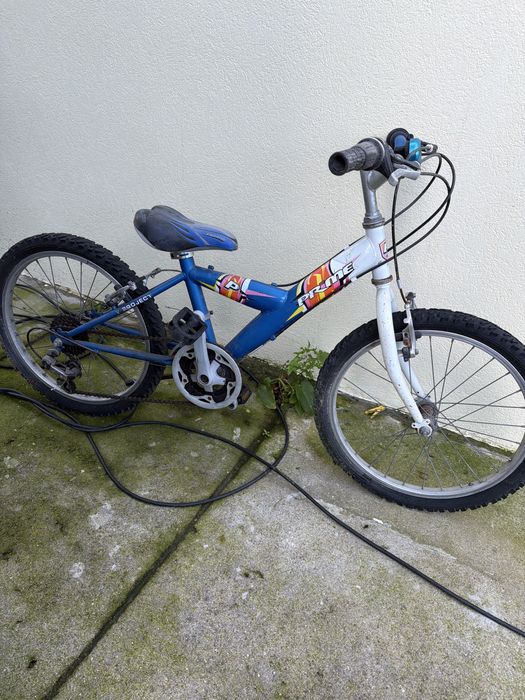 Vendo tres bicicletas; de mulher de homem e criança