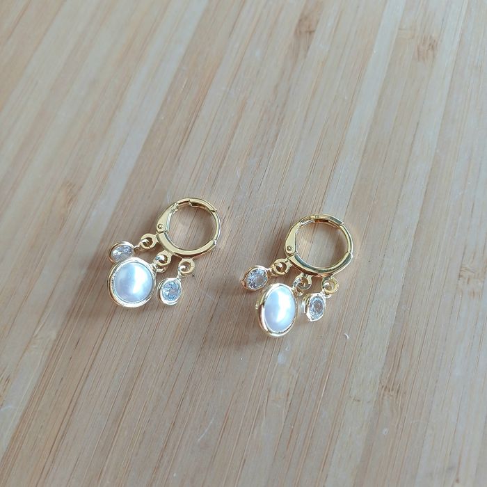 Brinco delicado com zircónias e pérolas  banhado a ouro no aço inoxidável antialérgico