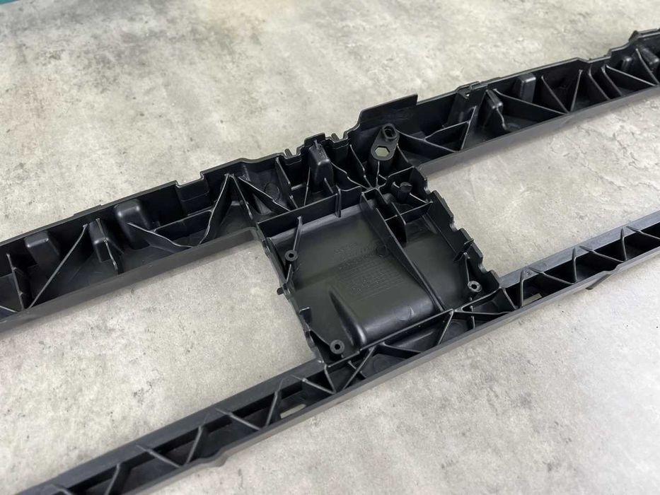 Кронштейн решітки радіатора - AUDI A4 (B9) 8W0807771