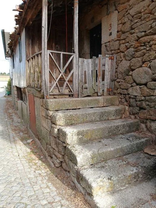 Casa de Aldeia para restauro