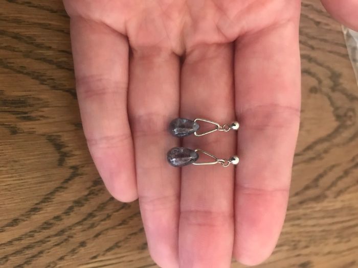 Par de brincos pequenos, com pendentes