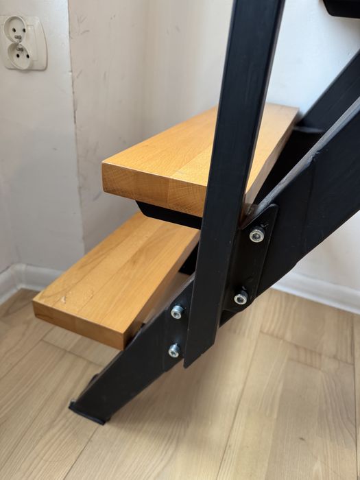 Schody metalowe loftowe z drewnianymi stopniami