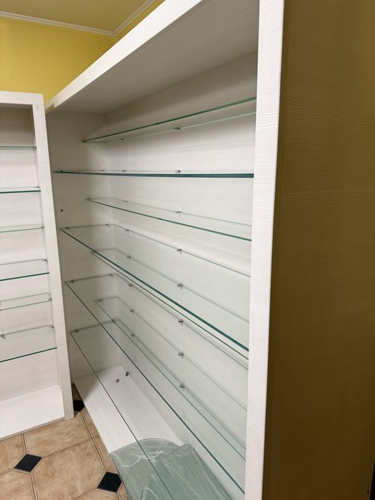 Продаються два стелажі з скляними полицями