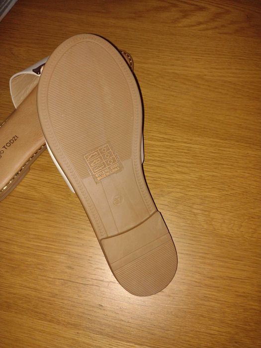 Chinelos branco e dourado