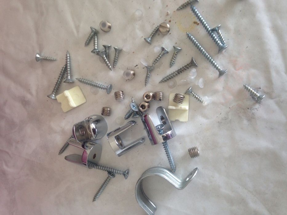 Várias peças parafusos e outros peças novas