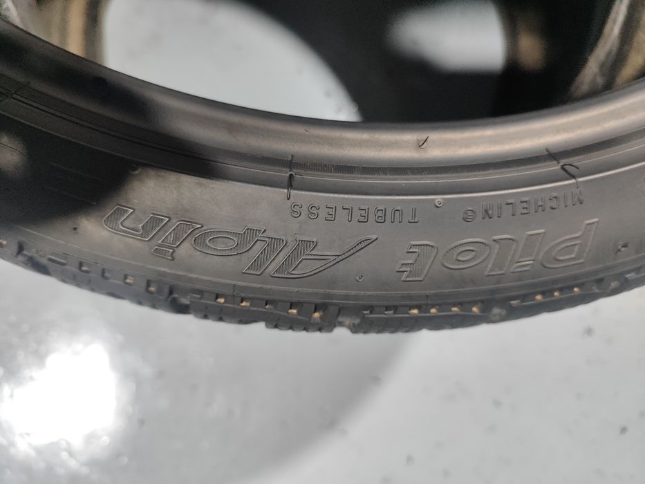 2 pneus como novos 235-35R20 Michelin - Oferta dos Portes