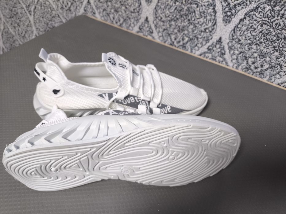 Продам чоловічі нові кросівки