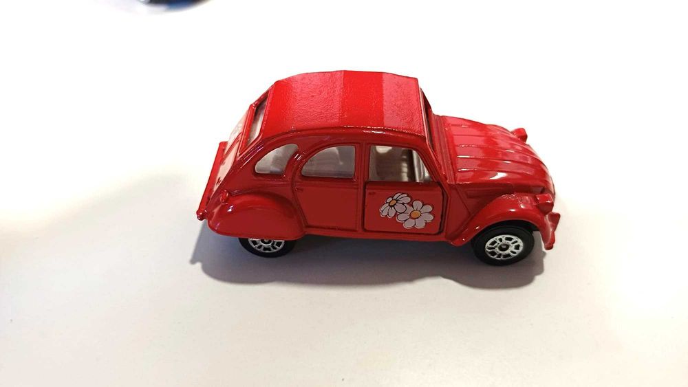 Miniaturas de coleção VW Bus 1:64 e Citroen 2CV