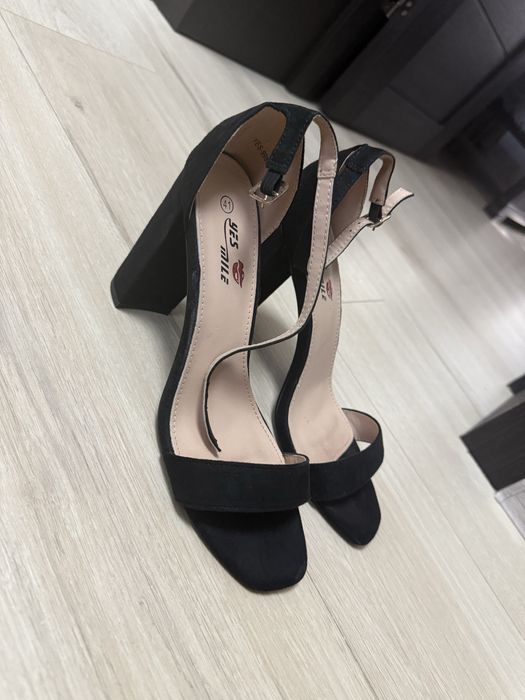 Жіночі босоніжки на каблуку 41 р.