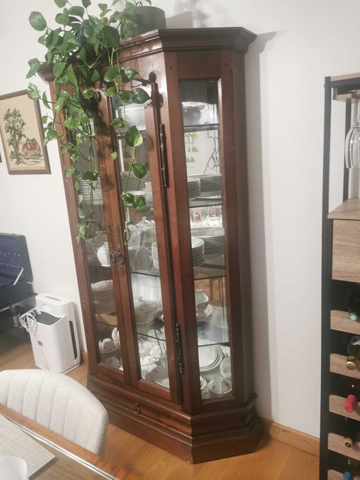 Vendo cristaleira em madeira com prateleiras e espelhos