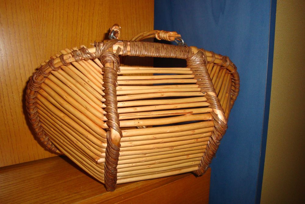 Koszyk z rączką.