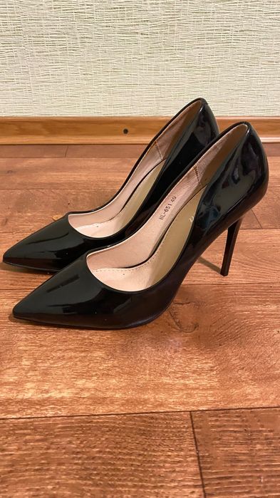 Лакіровані класичні туфлі човники на високих підборах 40 р