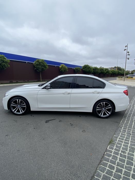 BMW 3 Series  330i  2016 рік 2,0