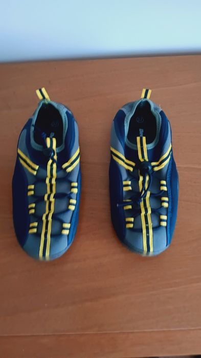 Equipamento mergulho e sapatos agua