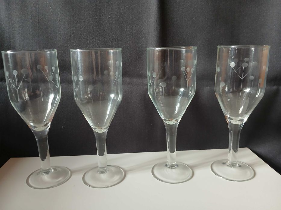 Kieliszki do wina grawerowane z PRL-u