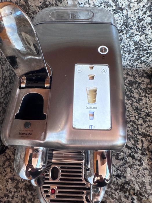 Máquina de Café Nespresso Lattissima Pro EN750.MB – Excelente Estado