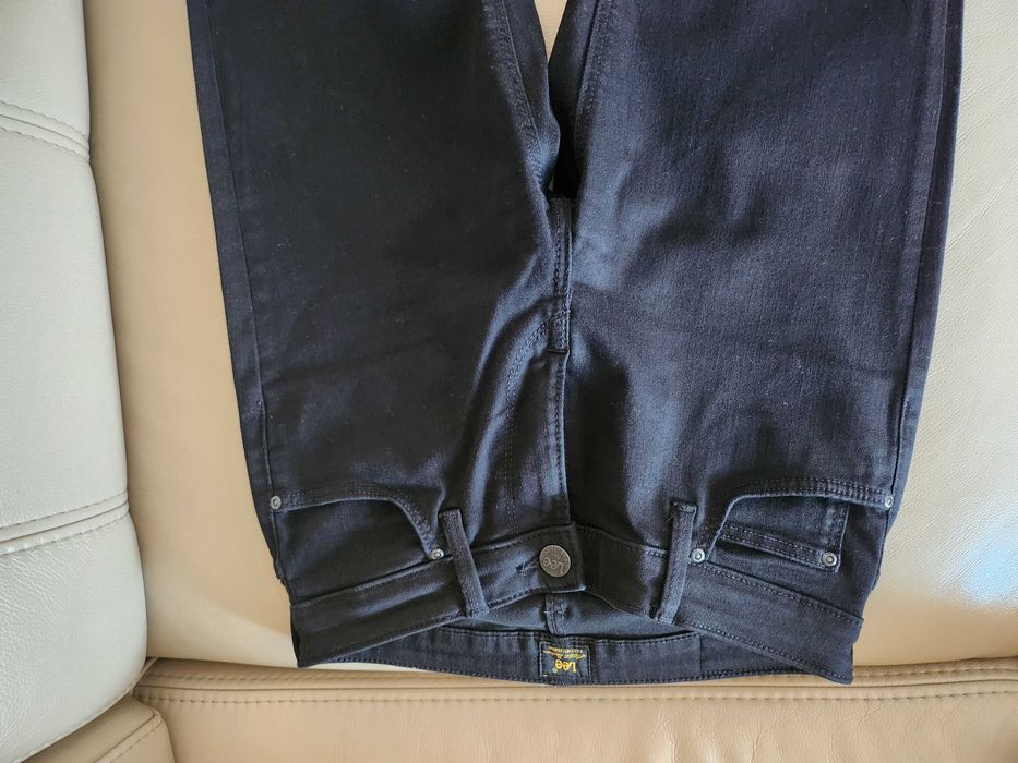 Czarne spodnie jeansowe Lee.