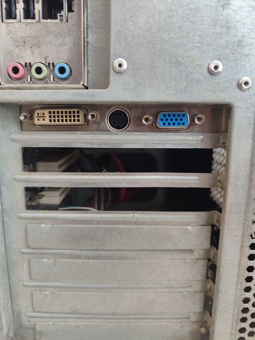 Комп'ютер стаціонарний LUXEON у робочому стані