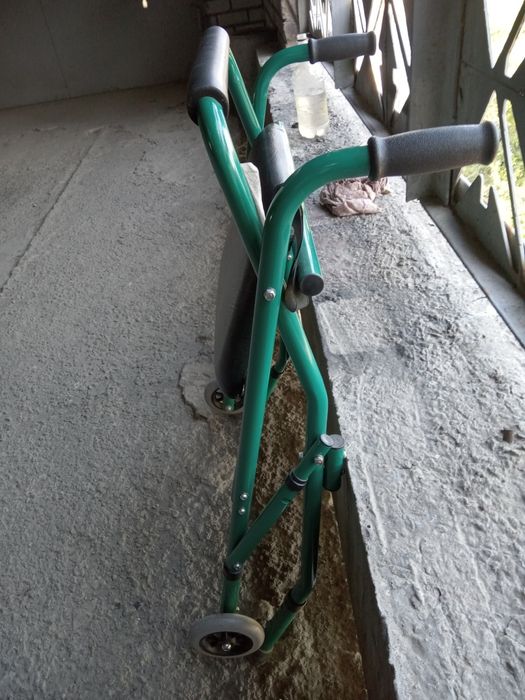 Ходунки для взрослых с колесами и сидением