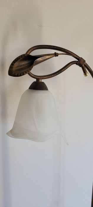 Lampa wolnostojąca z dwoma kloszami kwiaty