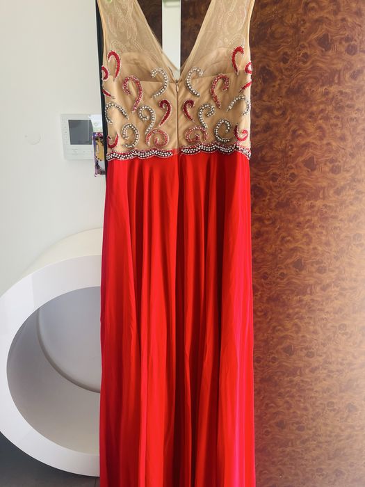Bestido de gala para evento o para alquilar es un bestido casi muevo con piedreria muy elegante .
