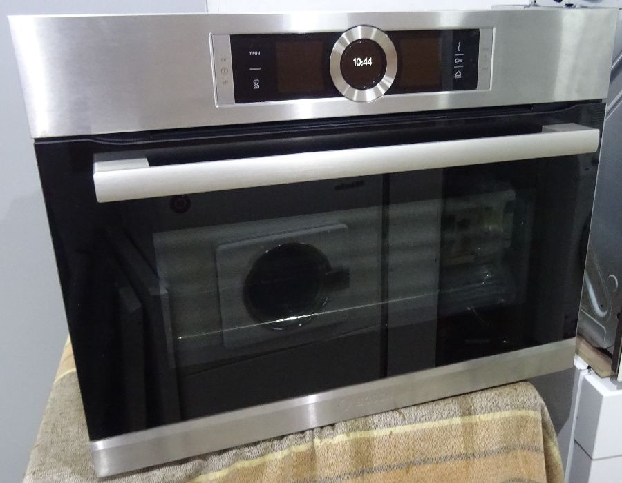 Kompaktowy piekarnik z funkcją pary Bosch CSG636BS2