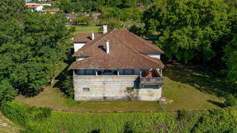 Moradia classificada de interesse arquitetónico com logradouro e terreno sobrante com viabilidade de construção.