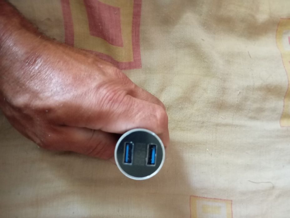 автомобільне USB зарядне  з вольтметром у прикурювач