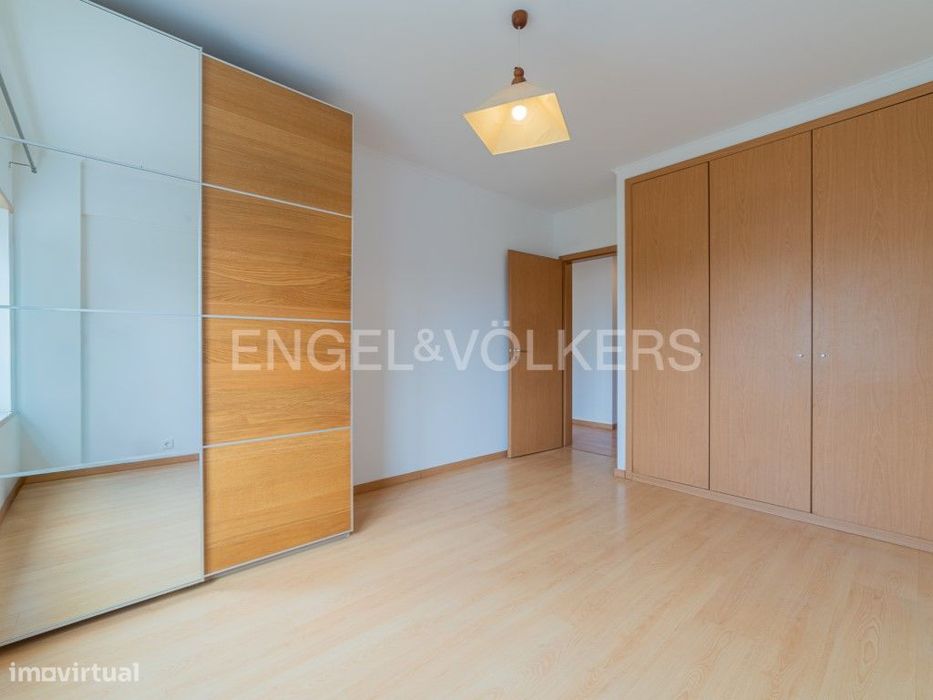 Espaçoso T2 com garagem e arrecadação